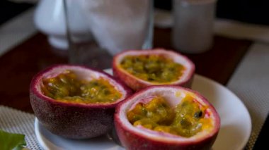 Sonda mercekli yarı tutkulu meyveler içeren büyüleyici makro video. Karmaşık dokular, canlı renkler ve sıvı sızıntıları ortaya çıkarıyor. - Evet. Yüksek kalite 4k görüntü