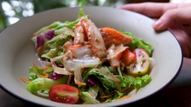 Brokoli, yeşil bezelye, pirinç ve taze salatalı büyük karidesli avokado kasesi. Sağlıklı yemek, salata. Stock video 4k