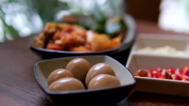 Çin yüzyıllık yumurtaları ya da kaynayan suyun içinde çay yumurtası. Kil, kül, tuz, kireç ve pirinç kabukları karışımında ördek, tavuk ya da bıldırcın yumurtalarının korunmasıyla yapılan Çin yumurtası tabanlı mutfak yemeği.