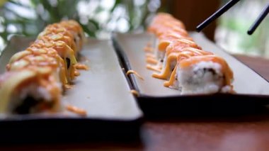 Yakın plan suşi dürümleri hazır. Suşi teslimatı. İştah açıcı suşi makrosu. Suşi sosu rulo