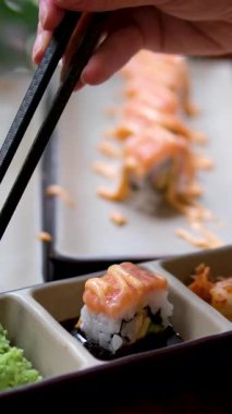 Yakın plan suşi dürümleri hazır. Suşi teslimatı. İştah açıcı suşi makrosu. Suşi sosu rulo