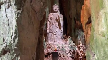 Vietnam Danang Mermer Dağları Mermer Dağlar 'daki Am Phu Mağarası' ndaki kutsal tapınağın içi. Vietnam Danang 08.09.2025