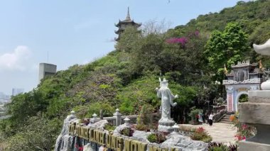 Vietnam Danang Mermer Dağları Mermer Dağlar 'daki Am Phu Mağarası' ndaki kutsal tapınağın içi. Vietnam Danang 08.09.2025