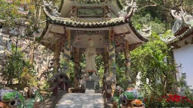 Vietnam Danang Mermer Dağları Mermer Dağlar 'daki Am Phu Mağarası' ndaki kutsal tapınağın içi. Vietnam Danang 08.09.2025