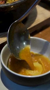 Haşhaş geleneksel Kafkas yemekleri. Haşhaş, krema çorbası, süt ya da krep hamuru kaseden dökülüyor. Seçici odaklanma. Yüksek kalite 4k görüntü