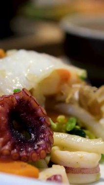 ahtapot deniz ürünleri makarna yemeği İtalyan deniz ürünleri makarna konsepti. Kaldırıyorum. Çatala sarılmış el ele tutuşan makarna. - Evet. Yüksek kalite 4k görüntü