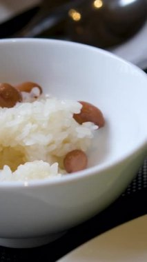 Menüde tavuk kungpao pilavı ve omlet var. Beyaz bir kasede servis edilmiş. Yüksek kalite 4k görüntü