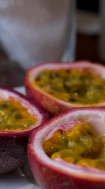 Çarkıfelek meyvesi arka planı, tam bir buçuk kesim çinola, üst manzara. Bir sürü maracuja. Tropik meyve arkaplanı. Yüksek kalite 4k görüntü