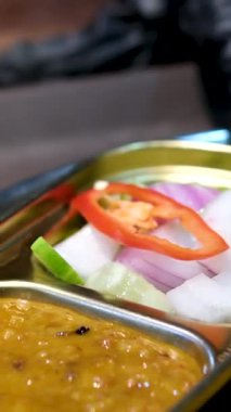 Satay, balık, tavuk ve erişte de dahil olmak üzere sokak yiyecekleri tezgahında veya pazarda metal tepsilerde servis edilen geleneksel Endonezya yemekleri çeşitliliği. Otantik Asya 'nın canlı bir gösterisi.