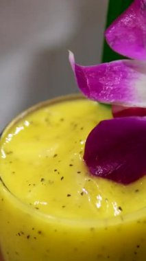 Kavun muzlu meyve suyu taze meyvelerin arka planında bir bardağa doldurulur. Meyve kokteyli yemek için hazır. Sağlıklı ve vejetaryen gıda konsepti. Yakın çekim, dikey görüntü. 