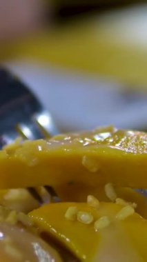 Mango yapışkan pirinç lezzetli Asya tatlı tatlı yemeği taze meyve sulu sarı olgun mango ve hindistan cevizi sütlü yapışkan pirinç, tropikal yaz ferahlığı için popüler Tai tatlı. 