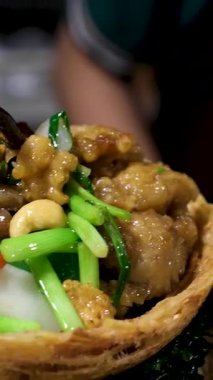 Tereyağlı tavuk Tikka Masala Vindaloo. Baharatlı Hint yemeği. Basmati pilavı için tereyağlı tavuk. Tavada körili kızartma. Körili tavuk Masala. Hint yemeği Murgh Makhani Dhaba Punjab. Geleneksel Asya 