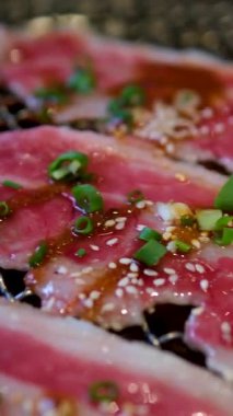 Izgarada kırmızı et. Izgara et alevleri.