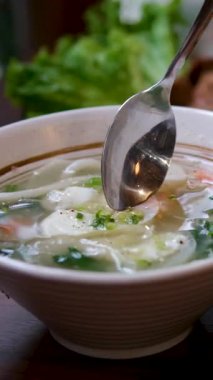 Kalın makarna çorbası Asya mutfağı deniz ürünleri karides mısır yeşili. şehriye çorbası