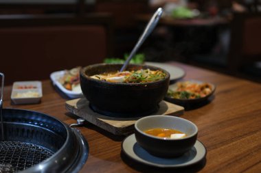 Sıcak Kore baharatlı yumuşak tofu yahnisi, Sundubu jjigae. Tofu lezzetli çorba.