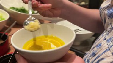 Aşçı encebollado con yuca geleneksel ekvador çorbası. kabak çorbası Parmesan peyniri serpiştirin