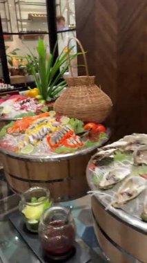 Köy içinde yapılan bir etkinlikte, dilimlenmiş peynirli peynirli ekmek ve deniz ürünleri ile nefis bir açık büfe masası. Deniz ürünleri büfesi