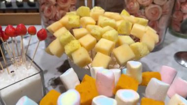 Makarnanın üstünde yumuşak renkli şekerlemeler sergilenen el kamerasıyla çekilmiş. Yüksek kalite 4k görüntü