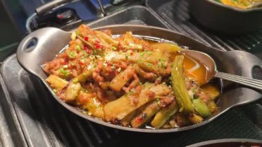 Sıcak tavada havuç ve dolmalık biberli Tayland mutfağı kızartması. Lezzetli, tuzlu ve bol soslu. Lezzetli, Asya usulü ev yemekleri sergiliyor. Kızartılmış.
