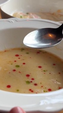 Lezzetli kremalı tabak kaşığı İtalyan mantarlı mantar çorbasına benzeyen Asya usulü pirinç salatası mayonezli hindistan cevizli kremalı yumurta soslu peynir püresi..