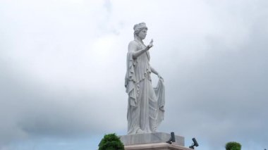 Gün batımında Vietnam 'ın Da Nang kentindeki Ba Na Hills' de harika bir ortaçağ kalesi olan Panorama manzarası. Ba Na Tepeleri