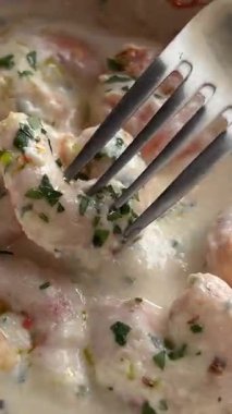 Sarımsak ve limon suyu ile kremalı soslu karides kızartma tavasında çürüyor. Geleneksel Asya Meksika yemeği. Yüksek kalite stüdyo makro yakın çekim. İtalyan makarnası pişirmek. Yüksek kalite