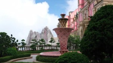 Gün batımında Vietnam 'ın Da Nang kentindeki Ba Na Hills' de harika bir ortaçağ kalesi olan Panorama manzarası. Ba Na Tepeleri