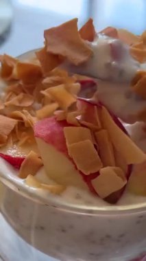 Yoğurt meyveli parfüm garsonu sezar salatası ve yoğurt parfe, taze meyve ve tam buğday tostlu sağlıklı bir kahvaltı sunar.