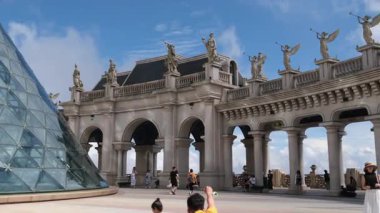 Gün batımında Vietnam 'ın Da Nang kentindeki Ba Na Hills' de harika bir ortaçağ kalesi olan Panorama manzarası. Ba Na Tepeleri