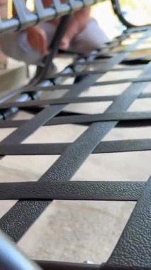 Salıncak oluşturma talimatı. Bahçede dinlenmek için bir yer. Yetenekli işçiler geniş bir arka bahçe oluşturmaya odaklanmış durumda. Yapı salıncakları içerir. Bahçe salıncağı Adım adım.