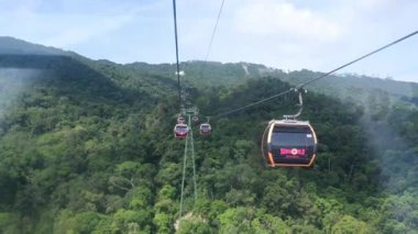 Gün batımında Vietnam 'ın Da Nang kentindeki Ba Na Hills' de harika bir ortaçağ kalesi olan Panorama manzarası. Ba Na Tepeleri