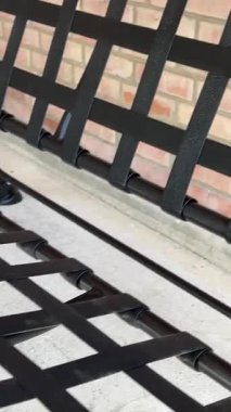 Salıncak oluşturma talimatı. Bahçede dinlenmek için bir yer. Yetenekli işçiler geniş bir arka bahçe oluşturmaya odaklanmış durumda. Yapı salıncakları içerir. Bahçe salıncağı Adım adım.