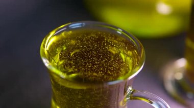 Zeytinyağı sağlığımız için doğaldır. farklı cam kaplar kavanozlarda şişe