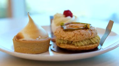 Pasta şefi bisküvi turtasını pasta poşetinden çıkan kremayla dekore ediyor. Yakın plan. - Evet. Yüksek kalite 4k görüntü