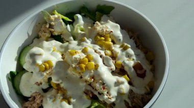 Ton balıklı yumurta salatası, sebzeli taze salata, canlı bir tat için sos. Yüksek kalite 4k görüntü