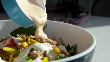 Ballı hardallı zeytinyağı soslu salata. Domatesli sağlıklı İtalyan salatası, mozzarella peyniri, kızarmış ekmek, yeşiller, kapari ve mor soğan. Yüksek kalite 4k görüntü