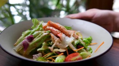 Sos iştah açıcı pokebol yiyecek teslimatı Asya 'ya Japon yemekleri çok lezzetli yemek çubukları yumurta, kırmızı balık sağlıklı yiyecekler. karides eti