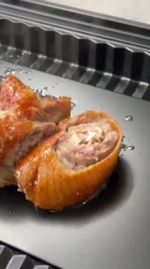 Tatil Yemeği Kızarmış Kaz Ailesi Kutlaması. Ev yapımı ballı ördek. Ev yapımı ızgara Kaz eti. Fırında ördek pişirmek. Çıtır Kızarmış Ördek.