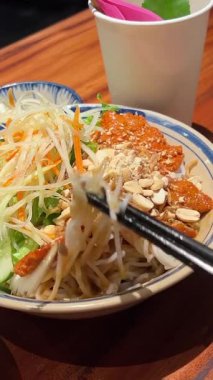 Çin yemeği takımı. Çin eriştesi, tavuklu kızarmış pilav, Tom yum çorbası, börek, kızarmış balık ve udon. Üst Manzara. Asya tarzı yemek kompozisyonu. Yüksek kalite 4k görüntü