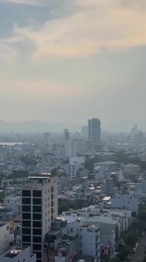 Güzel mavi okyanus manzaralı yüksek katlı lüks oteller. Yeşil dağ arka planında Waikiki plajı. Hawaii tatil beldelerinde ilham verici bir rüya gezisi. Modern okyanus manzaralı otel manzarası