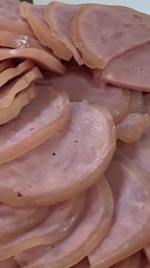 Lezzetli Dilimlenmiş Sosis Bir Bıçağın Yanındaki Tahta Kesme Tahtasında İstatistiksel olarak Gösterildi. Yüksek kalite 4k görüntü