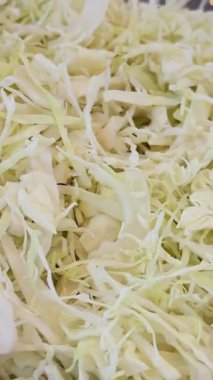 Lahana salatası ya da lahana salatası salatası, salata sosu ya da baharatlı, genellikle salata sosu ya da mayonez ya da Hollanda 'da bulunan ince dilimlenmiş çiğ lahanadan oluşan bir meze. 