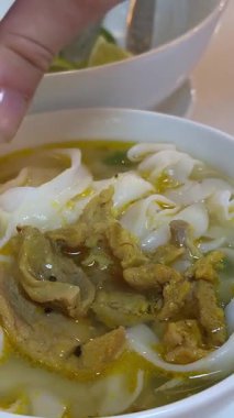 Çorbanın içine limon suyu sıkıp küçük bir kase Çin eriştesi çorbası çorbası al. Yüksek kalite 4k görüntü