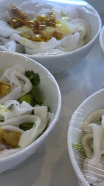 Şef mutfakta erişte yemeği hazırlıyor. Yüksek kalite 4k görüntü