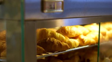 Cam fırın vitrininde satılık bir sürü taze kruvasan var, kimse vurulmamış. Yüksek kalite 4k görüntü