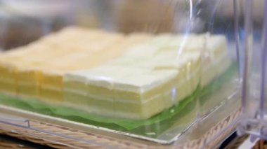 Çocuk oyuncağı. Tatlılar, pastalar. Pasta kesmek, aşçılık hamur işleri. Yüksek kalite 4k görüntü