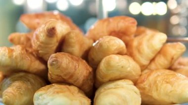 Fırında kruvasan var. Yakından. Yüksek kalite 4k görüntü