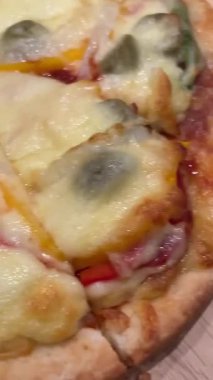 Armutlu ve peynirli pizza. Fırında taze margarita tepside döner. Pizzacı. İtalyan mutfağı. Yemek arkaplanı. Dikey çekim. Yüksek kalite 4k görüntü