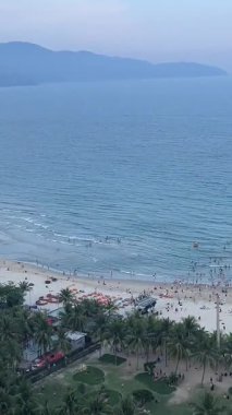 Güzel mavi okyanus manzaralı yüksek katlı lüks oteller. Yeşil dağ arka planında Waikiki plajı. Hawaii tatil beldelerinde ilham verici bir rüya gezisi. Modern okyanus manzaralı otel manzarası