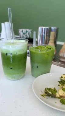 Adım adım Japon çayı yapmayı öğretiyorum. Beşinci adım, kibrit çayını bardağa dök, içkinin tadını çıkar. Yüksek kalite 4k görüntü